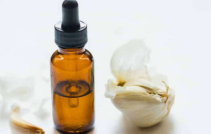 Garlic oil: Garlic has natural antibacterial and anti-inflammatory properties